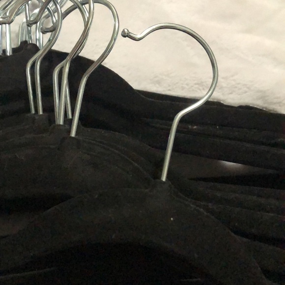 Set of 30 Velvet Flocked Hangers - Picture 4 of 5